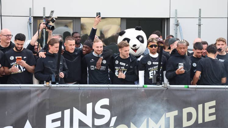 18.05.2026, xrekx, Fussball 2.Bundesliga, SV Elversberg - Aufstiegsfeier v.l. SV Elversberg Mannschaft feiert den Aufstieg BambasÃ ContÃ (SV 07 Elversberg) (DFL DFB REGULATIONS PROHIBIT ANY USE OF PHOTOGRAPHS as IMAGE SEQUENCES and or QUASI-VIDEO) Elversberg