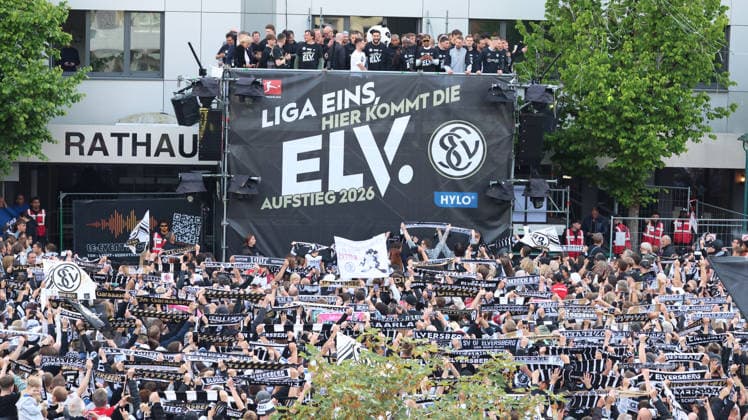 18.05.2026, xrekx, Fussball 2.Bundesliga, SV Elversberg - Aufstiegsfeier v.l. SV Elversberg Mannschaft feiert den Aufstieg BambasÃ ContÃ (SV 07 Elversberg) Fans ,Stimmung, Schals, Ultras, Zuschauer, Besucher, Choreo, Choreografie, atmosphere, scarves, spectators, visitors (DFL DFB REGULATIONS PROHIBIT ANY USE OF PHOTOGRAPHS as IMAGE SEQUENCES and or QUASI-VIDEO) Elversberg