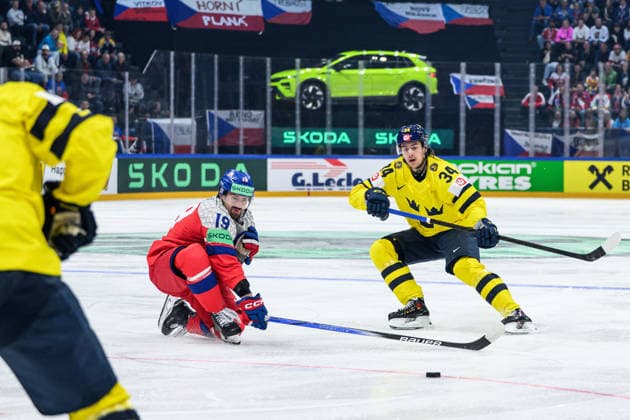 260518 Jakub Flek of Czech Republic and Albert Johansson of Sweden during the 2026 IIHF Ice hockey, Eishockey World Championship, WM, Weltmeisterschaft match between Sweden and Czech Republic on May 18, 2026 in Fribourg. Photo: Jesper Zerman BILDBYRAN kod JZ JZ0719 ishockey ice hockey ishockey-vm 2026 vm 2026 iihf world championship sverige sweden tjeckien czech republic bbeng Copyright: JESPERxZERMAN BB260518JZ109