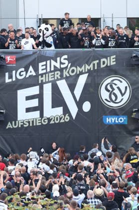 18.05.2026, xrekx, Fussball 2.Bundesliga, SV Elversberg - Aufstiegsfeier v.l. SV Elversberg Mannschaft feiert den Aufstieg Fans ,Stimmung, Schals, Ultras, Zuschauer, Besucher, Choreo, Choreografie, atmosphere, scarves, spectators, visitors (DFL DFB REGULATIONS PROHIBIT ANY USE OF PHOTOGRAPHS as IMAGE SEQUENCES and or QUASI-VIDEO) Elversberg