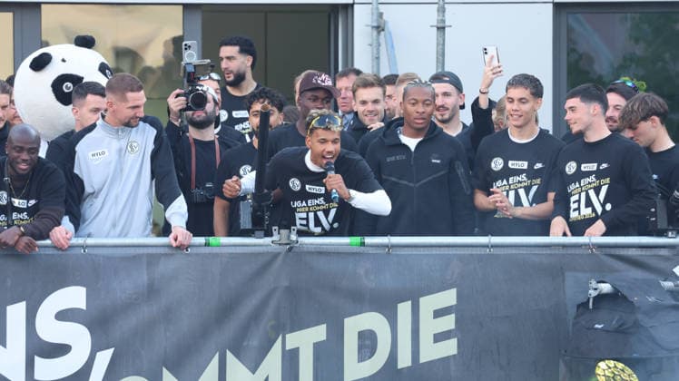 18.05.2026, xrekx, Fussball 2.Bundesliga, SV Elversberg - Aufstiegsfeier v.l. SV Elversberg Mannschaft feiert den Aufstieg Fans ,Stimmung, Schals, Ultras, Zuschauer, Besucher, Choreo, Choreografie, atmosphere, scarves, spectators, visitors Vincent Wagner Trainer (SV 07 Elversberg) BambasÃ ContÃ (SV 07 Elversberg) (DFL DFB REGULATIONS PROHIBIT ANY USE OF PHOTOGRAPHS as IMAGE SEQUENCES and or QUASI-VIDEO) Elversberg
