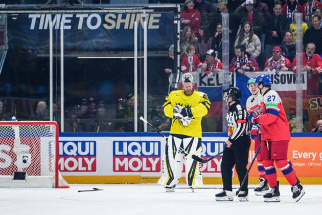260518 Goaltender Magnus Hellberg of Sweden in pain during the 2026 IIHF Ice hockey, Eishockey World Championship, WM, Weltmeisterschaft match between Sweden and Czech Republic on May 18, 2026 in Fribourg. Photo: Jesper Zerman BILDBYRAN kod JZ JZ0719 ishockey ice hockey ishockey-vm 2026 vm 2026 iihf world championship sverige sweden tjeckien czech republic bbeng Copyright: JESPERxZERMAN BB260518JZ117