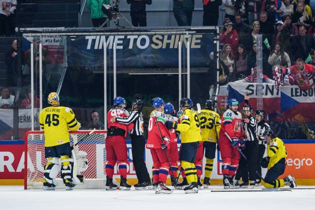 260518 Players clash after the 0-3 goal during the 2026 IIHF Ice hockey, Eishockey World Championship, WM, Weltmeisterschaft match between Sweden and Czech Republic on May 18, 2026 in Fribourg. Photo: Jesper Zerman BILDBYRAN kod JZ JZ0719 ishockey ice hockey ishockey-vm 2026 vm 2026 iihf world championship sverige sweden tjeckien czech republic bbeng Copyright: JESPERxZERMAN BB260518JZ124