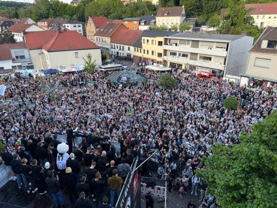 18.05.2026, Fussball, Herren, 2. Bundesliga, Saison 2025 2026, Aufstiegsfeier der SV 07 Elversberg. Die Mannschaft der SV 07 Elversberg feiert auf einem provisorischen Balkon vor dem Rathaus in Spiesen-Elversberg den Aufstieg in die Bundesliga Spiesen-Elversberg Rathaus Saarland Deutschland (DEU) Copyright: xFabianxKleerx