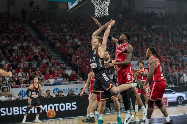 Bamberg, Deutschland 18. Mai 2026: 1. BBL Playoff Viertelfinale - 2025 2026 - Sp. 2 - Bamberg Baskets gegen Ratiopharm Ulm Im Bild: Christian Sengfelder (Ulm) wird von Ejiofor Onu (Bamberg) geblockt Brose Arena Bayern Copyright: xFotostandx xSchmittx