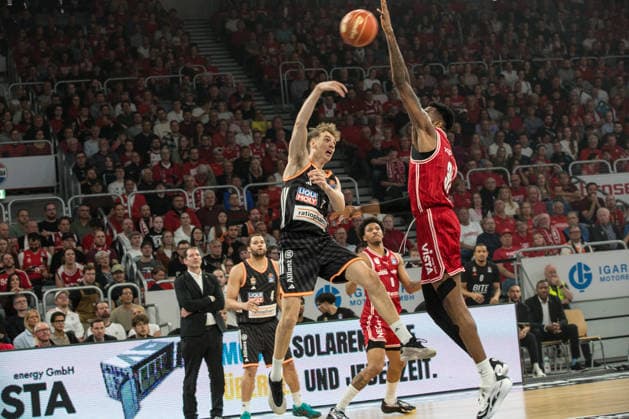 Bamberg, Deutschland 18. Mai 2026: 1. BBL Playoff Viertelfinale - 2025 2026 - Sp. 2 - Bamberg Baskets gegen Ratiopharm Ulm Im Bild: v. li. im Zweikampf Tobias Jensen (Ulm) gegen Ejiofor Onu (Bamberg Brose Arena Bayern Copyright: xFotostandx xSchmittx