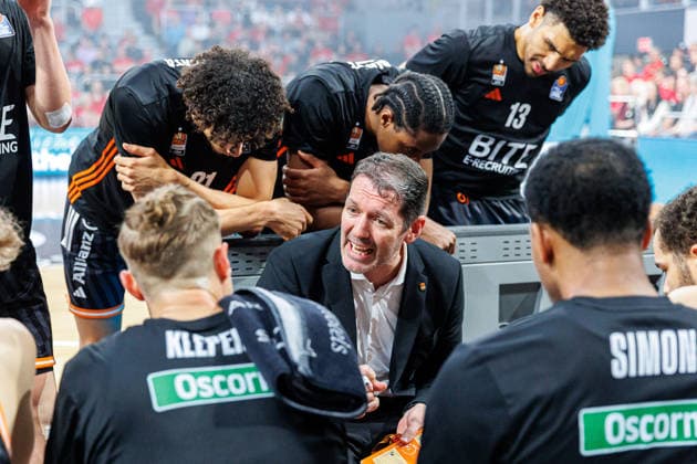 Ty Harrelson (ratiopharm Ulm, Trainer), Auszeit, Team, Mannschaft, BMA365 Bamberg Baskets vs. ratiopharm Ulm, Basketball, easyCredit BBL, Playoff Viertelfinale, Spiel 2, 18.05.2026 BMA365 Bamberg Baskets vs. ratiopharm Ulm, Basketball, easyCredit BBL, Playoff Viertelfinale, Spiel 2, 18.05.2026 Bamberg Copyright: xEibner-Pressefoto G.xSantemizx EP_EER