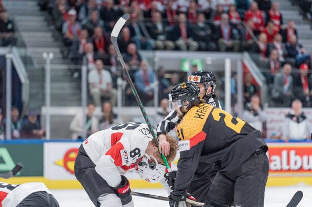 18 05 2026, Zurich, Swiss Life Arena, Ice hockey, Eishockey World Championships: Germany - Switzerland, 86 Janis Moser (Switzerland), 21 Nicolas Krammer (Germany) Zurich Swiss Life Arena Zurich Switzerland Copyright: xJustPictures.ch StefanxEmchx jp-de-StEm-DSC0014320260518