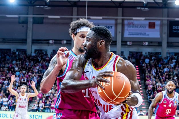 Johnathan Stove (Fitness First Wuerzburg Baskets, 22) vs Michael Kessens (Telekom Baskets Bonn, 06) Telekom Baskets Bonn vs. Fitness First Wuerzburg Baskets, Basketball, easy Credit BBL, Playoffs, Viertelfinale, 2. Spieltag, 2025 2026, 18.05.2026 Telekom Baskets Bonn vs. Fitness First Wuerzburg Baskets, Basketball, easy Credit BBL, Playoffs, Viertelfinale, 2. Spieltag, 2025 2026, 18.05.2026 Bonn Copyright: xEibner-Pressefoto GerhardxWingenderx EP_GWR