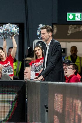 Bamberg, Deutschland 18. Mai 2026: 1. BBL Playoff Viertelfinale - 2025 2026 - Sp. 2 - Bamberg Baskets gegen Ratiopharm Ulm Im Bild: Sportdirektor von Ulm Thortsen Leibenath diskutiert heftig mit den Schiedsrichtern Brose Arena Bayern Copyright: xFotostandx xSchmittx