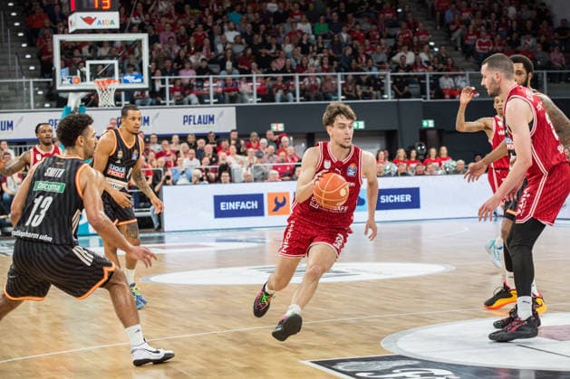 Bamberg, Deutschland 18. Mai 2026: 1. BBL Playoff Viertelfinale - 2025 2026 - Sp. 2 - Bamberg Baskets gegen Ratiopharm Ulm Im Bild: Zachary Ensminger (Bamberg) zieht in die Ulmer Zone Brose Arena Bayern Copyright: xFotostandx xSchmittx