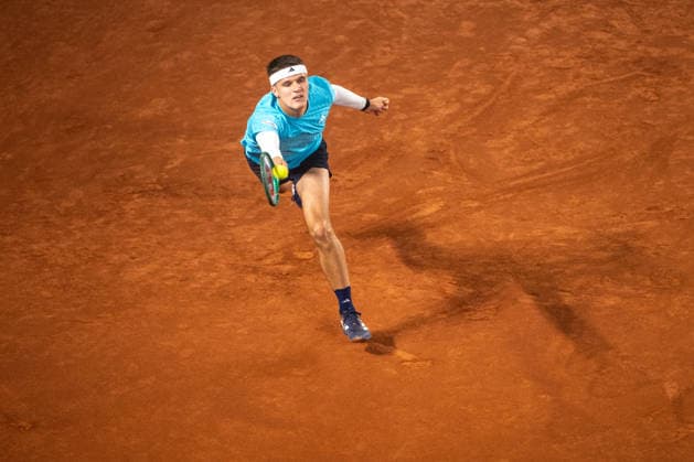 HAMBURG, GERMANY - MAY 18: Jakub Mensik of the Czech Republic plays a forehand against Jan-Lennard Struff of Germany during their Men s Singles Round One match at the Bitpanda Hamburg Open on May 18, 2026 in Hamburg, Germany. Credit: Andy Astfalck NurPhoto Germany Copyright: xAndyxAstfalckx