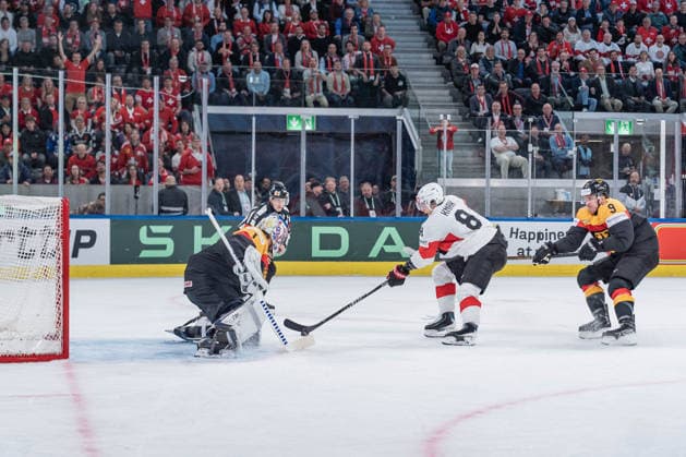 18 05 2026, Zurich, Swiss Life Arena, Ice hockey, Eishockey World Championships: Germany - Switzerland, 1 goalkeeper Jonas Stettmer (Germany), 8 Simon Knak (Switzerland) Zurich Swiss Life Arena Zurich Switzerland Copyright: xJustPictures.ch StefanxEmchx jp-de-StEm-DSC0143320260518