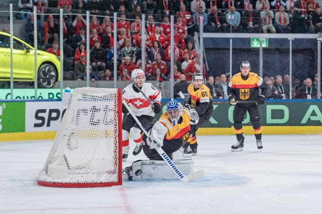 18 05 2026, Zurich, Swiss Life Arena, Ice hockey, Eishockey World Championships: Germany - Switzerland, 1 goalkeeper Jonas Stettmer (Germany), 88 Christoph Bertschy (Switzerland) Zurich Swiss Life Arena Zurich Switzerland Copyright: xJustPictures.ch StefanxEmchx jp-de-StEm-DSC0145620260518