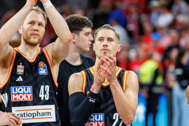 Christian Sengfelder (ratiopharm Ulm, 43), Thomas Klepeisz (ratiopharm Ulm, 22), Spielende, enttaeuscht, Enttaeuschung, negative Emotionen, negative Emotion, BMA365 Bamberg Baskets vs. ratiopharm Ulm, Basketball, easyCredit BBL, Playoff Viertelfinale, Spiel 2, 18.05.2026 BMA365 Bamberg Baskets vs. ratiopharm Ulm, Basketball, easyCredit BBL, Playoff Viertelfinale, Spiel 2, 18.05.2026 Bamberg Copyright: xEibner-Pressefoto G.xSantemizx EP_EER