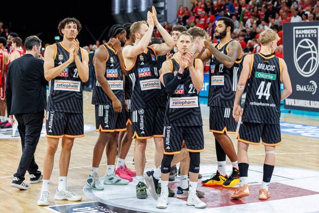 Team, Mannschaft, Spielende, enttaeuscht, Enttaeuschung, negative Emotionen, negative Emotion, BMA365 Bamberg Baskets vs. ratiopharm Ulm, Basketball, easyCredit BBL, Playoff Viertelfinale, Spiel 2, 18.05.2026 BMA365 Bamberg Baskets vs. ratiopharm Ulm, Basketball, easyCredit BBL, Playoff Viertelfinale, Spiel 2, 18.05.2026 Bamberg Copyright: xEibner-Pressefoto G.xSantemizx EP_EER