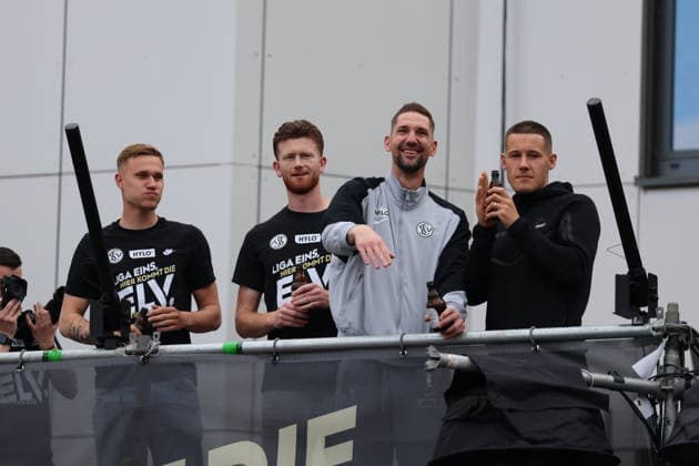 18.05.2026, Fussball, Herren, 2. Bundesliga, Saison 2025 2026, Aufstiegsfeier der SV 07 Elversberg. Die Mannschaft der SV 07 Elversberg feiert auf einem provisorischen Balkon vor dem Rathaus in Spiesen-Elversberg den Aufstieg in die Bundesliga, Luis Seifert (SV 07 Elversberg), Florian Le Joncour (SV 07 Elversberg), Frank Lehmann (SV 07 Elversberg), Lukas Pinckert (SV 07 Elversberg) Spiesen-Elversberg Rathaus Saarland Deutschland (DEU) Copyright: xFabianxKleerx