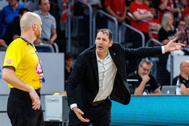 Benjamin Barth (Schiedsrichter), Ty Harrelson (ratiopharm Ulm, Trainer), enttaeuscht, Enttaeuschung, negative Emotionen, negative Emotion, BMA365 Bamberg Baskets vs. ratiopharm Ulm, Basketball, easyCredit BBL, Playoff Viertelfinale, Spiel 2, 18.05.2026 BMA365 Bamberg Baskets vs. ratiopharm Ulm, Basketball, easyCredit BBL, Playoff Viertelfinale, Spiel 2, 18.05.2026 Bamberg Copyright: xEibner-Pressefoto G.xSantemizx EP_EER