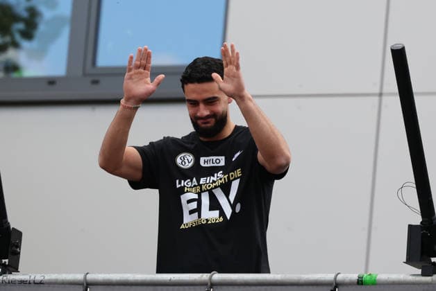 18.05.2026, Fussball, Herren, 2. Bundesliga, Saison 2025 2026, Aufstiegsfeier der SV 07 Elversberg. Die Mannschaft der SV 07 Elversberg feiert auf einem provisorischen Balkon vor dem Rathaus in Spiesen-Elversberg den Aufstieg in die Bundesliga, Mohammad Mahmoud (SV 07 Elversberg) Spiesen-Elversberg Rathaus Saarland Deutschland (DEU) Copyright: xFabianxKleerx