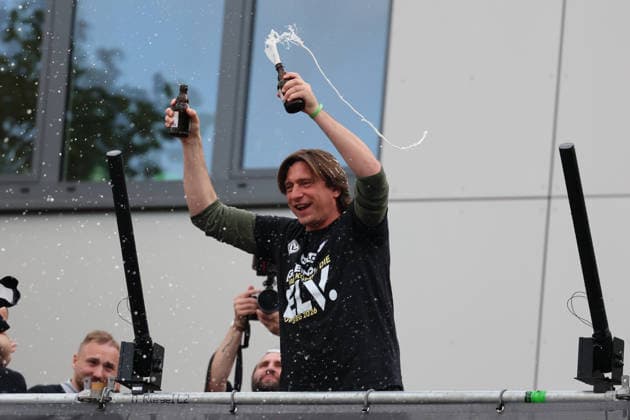 18.05.2026, Fussball, Herren, 2. Bundesliga, Saison 2025 2026, Aufstiegsfeier der SV 07 Elversberg. Die Mannschaft der SV 07 Elversberg feiert auf einem provisorischen Balkon vor dem Rathaus in Spiesen-Elversberg den Aufstieg in die Bundesliga, Trainer Vincent Wagner (SV 07 Elversberg) Spiesen-Elversberg Rathaus Saarland Deutschland (DEU) Copyright: xFabianxKleerx
