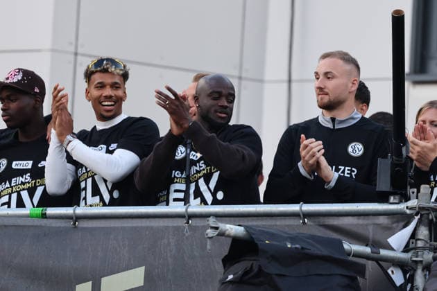 18.05.2026, Fussball, Herren, 2. Bundesliga, Saison 2025 2026, Aufstiegsfeier der SV 07 Elversberg. Die Mannschaft der SV 07 Elversberg feiert auf einem provisorischen Balkon vor dem Rathaus in Spiesen-Elversberg den Aufstieg in die Bundesliga, Bambase Conte (SV 07 Elversberg), Amara Conde (SV 07 Elversberg), Nicolas Kristof (SV 07 Elversberg) Spiesen-Elversberg Rathaus Saarland Deutschland (DEU) Copyright: xFabianxKleerx