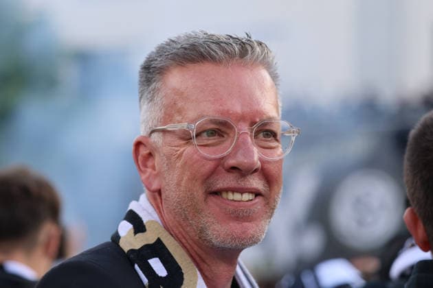 18.05.2026, Fussball, Herren, 2. Bundesliga, Saison 2025 2026, Aufstiegsfeier der SV 07 Elversberg. Die Mannschaft der SV 07 Elversberg feiert auf einem provisorischen Balkon vor dem Rathaus in Spiesen-Elversberg den Aufstieg in die Bundesliga, Bürgermeister der Gemeinde Spiesen-Elversberg Bernd Huf Spiesen-Elversberg Rathaus Saarland Deutschland (DEU) Copyright: xFabianxKleerx