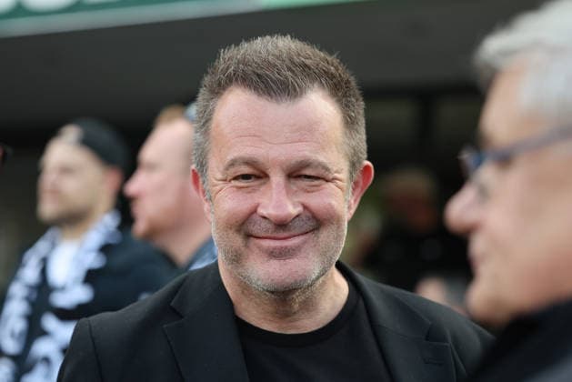 18.05.2026, Fussball, Herren, 2. Bundesliga, Saison 2025 2026, Aufstiegsfeier der SV 07 Elversberg. Die Mannschaft der SV 07 Elversberg feiert auf einem provisorischen Balkon vor dem Rathaus in Spiesen-Elversberg den Aufstieg in die Bundesliga, Vize-Präsident Swen Hoffmann (SV 07 Elversberg) Spiesen-Elversberg Rathaus Saarland Deutschland (DEU) Copyright: xFabianxKleerx