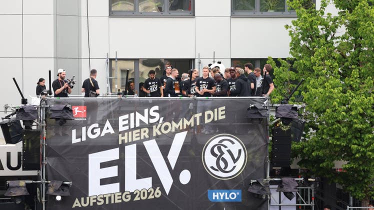 18.05.2026, xrekx, Fussball 2.Bundesliga, SV Elversberg - Aufstiegsfeier v.l. SV Elversberg Mannschaft (DFL DFB REGULATIONS PROHIBIT ANY USE OF PHOTOGRAPHS as IMAGE SEQUENCES and or QUASI-VIDEO) Elversberg
