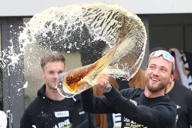18.05.2026, xrekx, Fussball 2.Bundesliga, SV Elversberg - Aufstiegsfeier v.l. Tim Boss (SV 07 Elversberg) Bierdusche Fans ,Stimmung, Schals, Ultras, Zuschauer, Besucher, Choreo, Choreografie, atmosphere, scarves, spectators, visitors (DFL DFB REGULATIONS PROHIBIT ANY USE OF PHOTOGRAPHS as IMAGE SEQUENCES and or QUASI-VIDEO) Elversberg