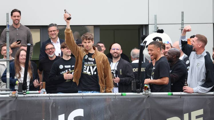 18.05.2026, xrekx, Fussball 2.Bundesliga, SV Elversberg - Aufstiegsfeier v.l. Maximilian Rohr (SV 07 Elversberg) (DFL DFB REGULATIONS PROHIBIT ANY USE OF PHOTOGRAPHS as IMAGE SEQUENCES and or QUASI-VIDEO) Elversberg