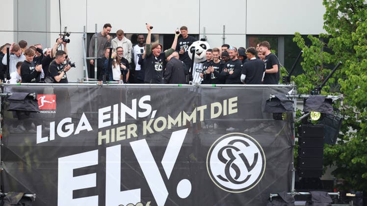 18.05.2026, xrekx, Fussball 2.Bundesliga, SV Elversberg - Aufstiegsfeier v.l. Vincent Wagner Trainer (SV 07 Elversberg) Bierdusche Fans ,Stimmung, Schals, Ultras, Zuschauer, Besucher, Choreo, Choreografie, atmosphere, scarves, spectators, visitors (DFL DFB REGULATIONS PROHIBIT ANY USE OF PHOTOGRAPHS as IMAGE SEQUENCES and or QUASI-VIDEO) Elversberg