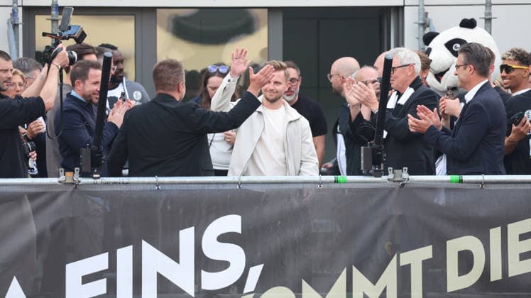 18.05.2026, xrekx, Fussball 2.Bundesliga, SV Elversberg - Aufstiegsfeier v.l. Swen Hoffmann Vize Präsident Praesident (SV 07 Elversberg) David Blacha Leiter Lizenzbereich (DFL DFB REGULATIONS PROHIBIT ANY USE OF PHOTOGRAPHS as IMAGE SEQUENCES and or QUASI-VIDEO) Elversberg