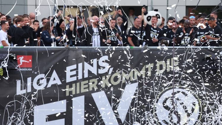 18.05.2026, xrekx, Fussball 2.Bundesliga, SV Elversberg - Aufstiegsfeier v.l. SV Elversberg Mannschaft (DFL DFB REGULATIONS PROHIBIT ANY USE OF PHOTOGRAPHS as IMAGE SEQUENCES and or QUASI-VIDEO) Elversberg