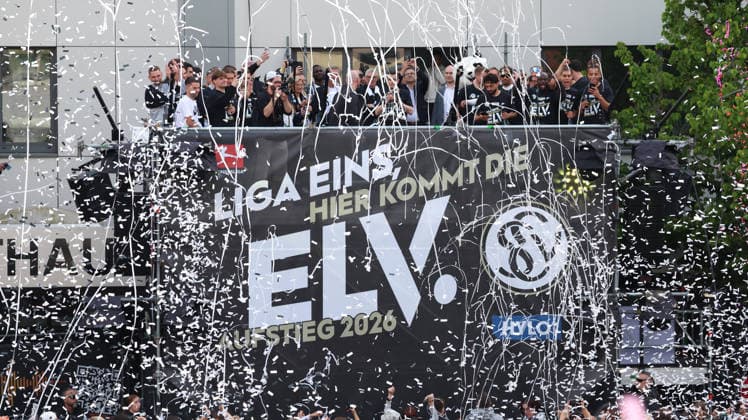 18.05.2026, xrekx, Fussball 2.Bundesliga, SV Elversberg - Aufstiegsfeier v.l. SV Elversberg Mannschaft (DFL DFB REGULATIONS PROHIBIT ANY USE OF PHOTOGRAPHS as IMAGE SEQUENCES and or QUASI-VIDEO) Elversberg