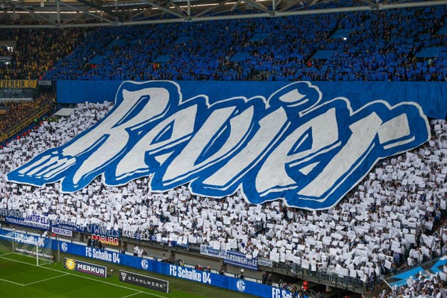 2. Bundesliga - FC Schalke 04 - Eintracht Braunschweig am 17.05.2026 in der Veltins-Arena auf Schalke Die Schalke Fans mit einer ganz Stadion Choreo, Choreographie, Choreografie - Kaiser im Revier, hier ein Detailausschnitt mit der Blockfahne im Revier