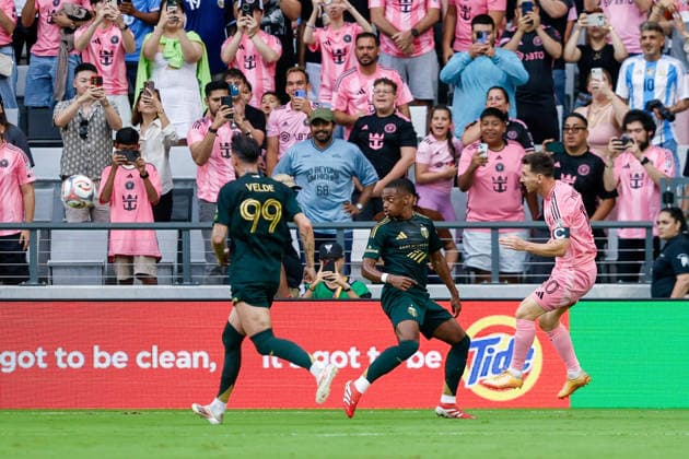 May 17, 2026, Miami, Florida, USA: Inter Miami forward Lionel Messi (10) kicks a ball as Portland Timbers midfielder David Costa (10) looks on during a MLS, Fussball Herren, USA soccer match between Inter Miami CF and Portland Timbers at NU Stadium in Miami Miami USA - ZUMAa257 20260517_zsp_a257_078 Copyright: xChrisxArjoonx