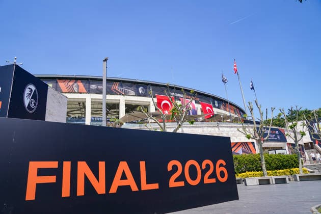 Türkei: Fussball UEFA Europa League 2025 - 2026, Finale in Istanbul - SC Freiburg vs Aston Villa - Tüpras Stadyumu (Istanbul): Türkei, Istanbul, Europa League Finale 2026, UEFA Europa League, Final 2026, Tüpras Stadyumu, Besiktas Park, Stadion, FINAL 2026, UEFA Branding, UEFA Sponsoren, Hankook, Enterprise Rent-A-Car, Strauss, Swissquote, SC Freiburg, Aston Villa, Fußball, Football, Sportevent, Eventlook, Stadionfassade, türkische Flaggen, Mustafa Kemal Atatürk, Gate G2, Fanbereich, Europa-Pokal, Großveranstaltung, Medienevent, Istanbul Final 2026, Sporttourismus, Fußballkultur Copyright: xJOERANxSTEINSIEKx