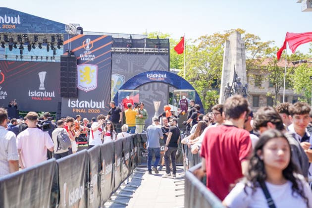 Türkei: Fussball UEFA Europa League 2025 - 2026, Finale in Istanbul - SC Freiburg vs Aston Villa - Tüpras Stadyumu (Istanbul): Türkei, Istanbul, Europa League Finale 2026, UEFA Europa League, Final 2026, Fan Zone, Fanfestival, UEFA Europa League Trophy, Pokal, SC Freiburg, Aston Villa, Fußballfans, Football Fans, Public Viewing, Eventbühne, UEFA Branding, Istanbul Final 2026, Menschenmenge, Zuschauer, Fanaktivierung, Fotopoint, Open Air Event, Großveranstaltung, Medienevent, Europa-Pokal, Fußballkultur, Sporttourismus, türkische Flaggen, Finalstimmung, Eventinfrastruktur Copyright: xJOERANxSTEINSIEKx