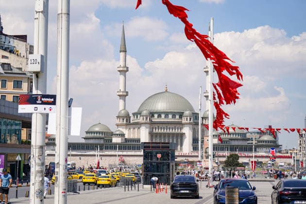 Türkei: Fussball UEFA Europa League 2025 - 2026, Finale in Istanbul - SC Freiburg vs Aston Villa - Tüpras Stadyumu (Istanbul): Türkei, Istanbul, Taksim, Taksim-Platz, Taksim Meydanı, Taksim Camii, Moschee, Minarett, Istanbul City, Stadtzentrum, Urbanität, Türkei-Flaggen, Straßenverkehr, Metro, ÖPNV, Taxi, Großstadt, Bosporus-Metropole, Tourismus, Architektur, Skyline, Europa League Finale 2026, UEFA Europa League, Istanbul Final 2026, Fußballgroßevent, Eventbranding, Host City, Fußballkultur, Medienevent, Matchday, Innenstadt, Cityscape Copyright: xJOERANxSTEINSIEKx