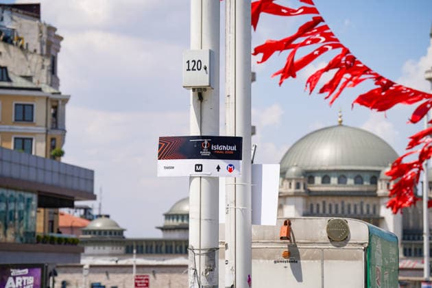 Türkei: Fussball UEFA Europa League 2025 - 2026, Finale in Istanbul - SC Freiburg vs Aston Villa - Tüpras Stadyumu (Istanbul): Türkei, Istanbul, Taksim, Taksim-Platz, Taksim Meydanı, Taksim Camii, Moschee, Minarett, Istanbul City, Stadtzentrum, Urbanität, Türkei-Flaggen, Straßenverkehr, Metro, ÖPNV, Taxi, Großstadt, Bosporus-Metropole, Tourismus, Architektur, Skyline, Europa League Finale 2026, UEFA Europa League, Istanbul Final 2026, Fußballgroßevent, Eventbranding, Host City, Fußballkultur, Medienevent, Matchday, Innenstadt, Cityscape Copyright: xJOERANxSTEINSIEKx
