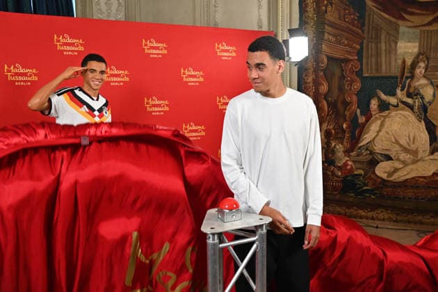 Jamal MUSIALA (Bayern Muenchen) enthuellt seine Wachsfigur von Madame Tussauds am 19.05.2026 in Muenchen.