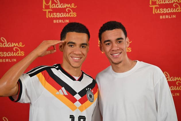 Jamal MUSIALA (Bayern Muenchen) enthuellt seine Wachsfigur von Madame Tussauds am 19.05.2026 in Muenchen.