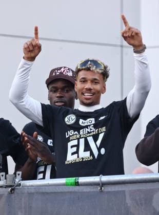 18.05.2026, Fussball, Herren, 2. Bundesliga, Saison 2025 2026, Aufstiegsfeier der SV 07 Elversberg. Die Mannschaft der SV 07 Elversberg feiert auf einem provisorischen Balkon vor dem Rathaus in Spiesen-Elversberg den Aufstieg in die Bundesliga, Bambase Conte (SV 07 Elversberg) Spiesen-Elversberg Rathaus Saarland Deutschland (DEU) Copyright: xFabianxKleerx