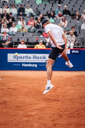 Tennis Männer bitpanda Hamburg Open ATP, Tennis Herren 500 Justin Engel (GER) vs. Ugo Humbert (FRA) 19.05.2026 Justin Engel spielt einen Ball durch die Beine Hamburg Tennisstadion am Rothenbaum Hamburg Deutschland