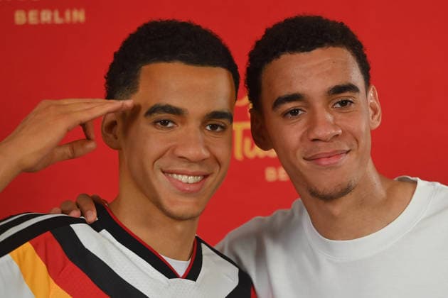 Jamal MUSIALA (Bayern Muenchen) enthuellt seine Wachsfigur von Madame Tussauds am 19.05.2026 in Muenchen.
