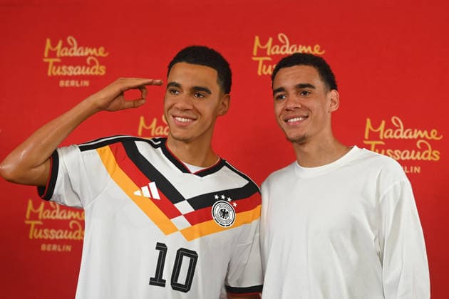 Jamal MUSIALA (Bayern Muenchen) enthuellt seine Wachsfigur von Madame Tussauds am 19.05.2026 in Muenchen.
