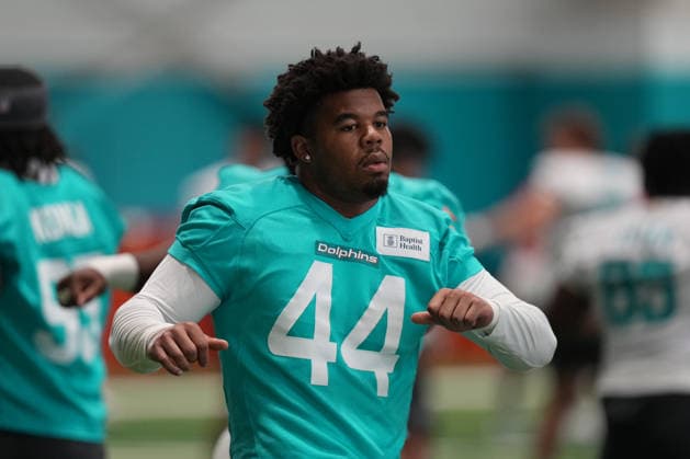 TBD, CA - MAY 19: Miami Dolphins linebacker Chop Robinson (44) stretches during the Miami Dolphins OTA on Tuesday, May 19, 2026 at Baptist Health Sports Complex in Miami Gardens, FL Photo by Peter Joneleit Icon Sportswire) NFL, American Football Herren, USA MAY 19 Miami Dolphins OTA EDITORIAL USE ONLY Icon2605019001