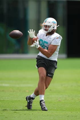 TBD, CA - MAY 19: Miami Dolphins tight end Greg Dulcich (85) eyes an incoming pass during the Miami Dolphins OTA on Tuesday, May 19, 2026 at Baptist Health Sports Complex in Miami Gardens, FL Photo by Peter Joneleit Icon Sportswire) NFL, American Football Herren, USA MAY 19 Miami Dolphins OTA EDITORIAL USE ONLY Icon2605019015