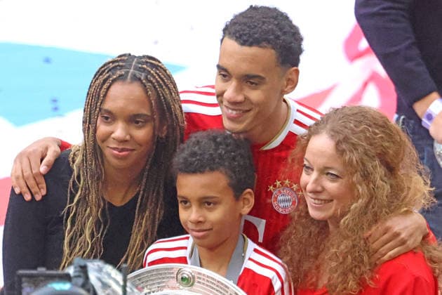 10 Jamal Musiala (FCB) mit Familie, Mama Carolin, Bruder Jerrell und Schwester Latisha, Meisterschale Fussball 1. BL FC Bayern München - 1. FC Köln 16.05.2026 Allianz Arena FOTO: Mladen Lackovic LakoPress