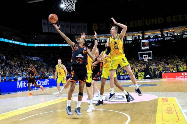 DEU, easyCredit BBL, ALBA vs. Rasta Vechta, 19.05.2026, Uber-Arena, Berlin, DEU, easyCredit BBL, ALBA vs. Rasta Vechta, im Bild Justin Bean (ALBA Berlin 34), Norris Agbakoko (ALBA Berlin 17), Alonzo Verge jr. (RASTA Vechta 11)